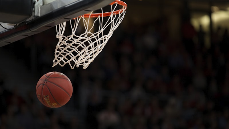 NBA季后赛篮球比赛直播画面，球员扣篮精彩瞬间